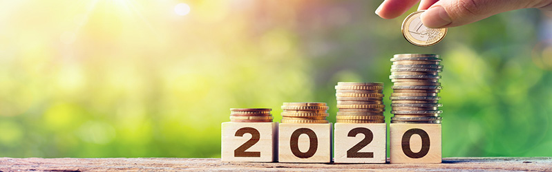 קוביות עם הכיתוב 2020 עם מטבעות למעלה