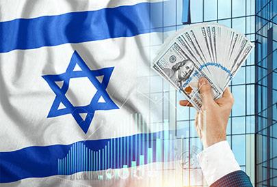 איש עסקים מחזיק ביד שטרות דולרים מוזמנים, על רקע דגל ישראל