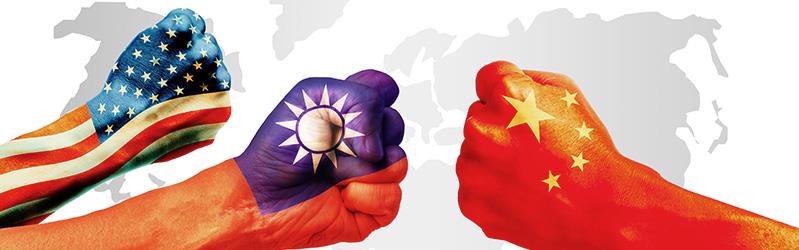 אגרופים הצבועים בדגלי המדינות: סין, טייוואן וארצות הברית המבטאים את כוחנות המעצמות ועומק המשבר