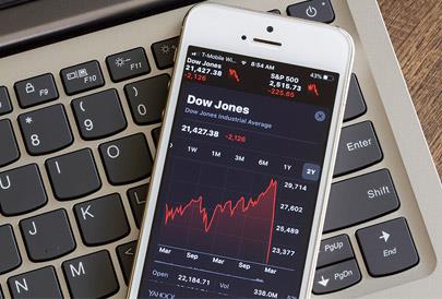 אפליקציה למסחר במניות באייפון מציגה את מדד הדאו גונס